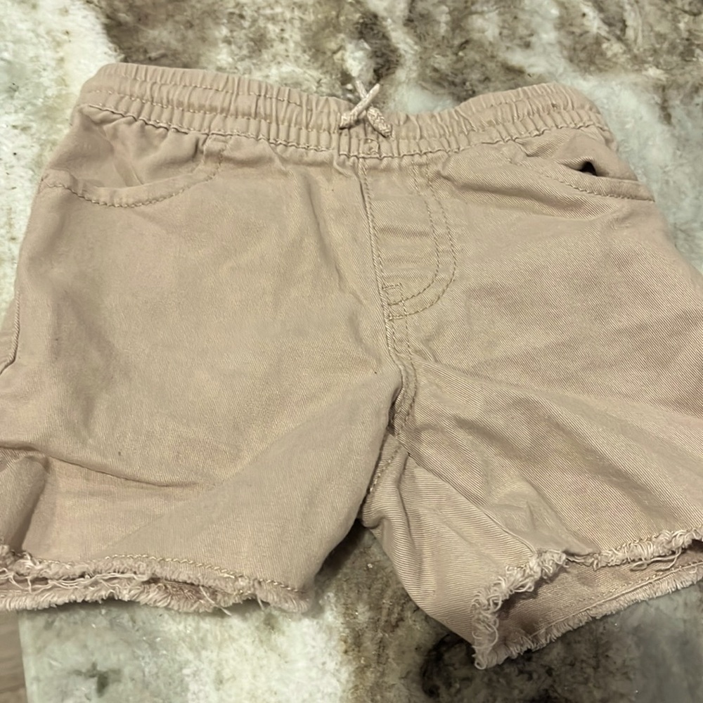 Tan shorts and yellow shirt